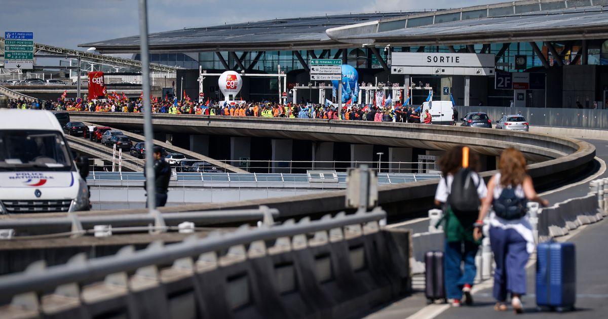Stuck bags add to tangles at Paris airports amid travel boom Stuck bags add to tangles at Paris airports amid travel boom