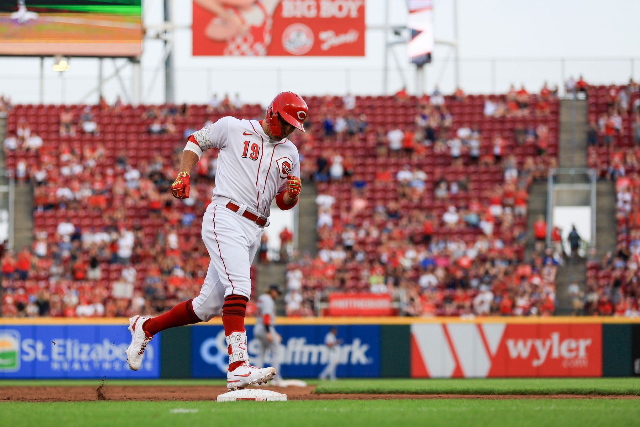Votto ejected: Reds first baseman thrown out in St. Louis in final