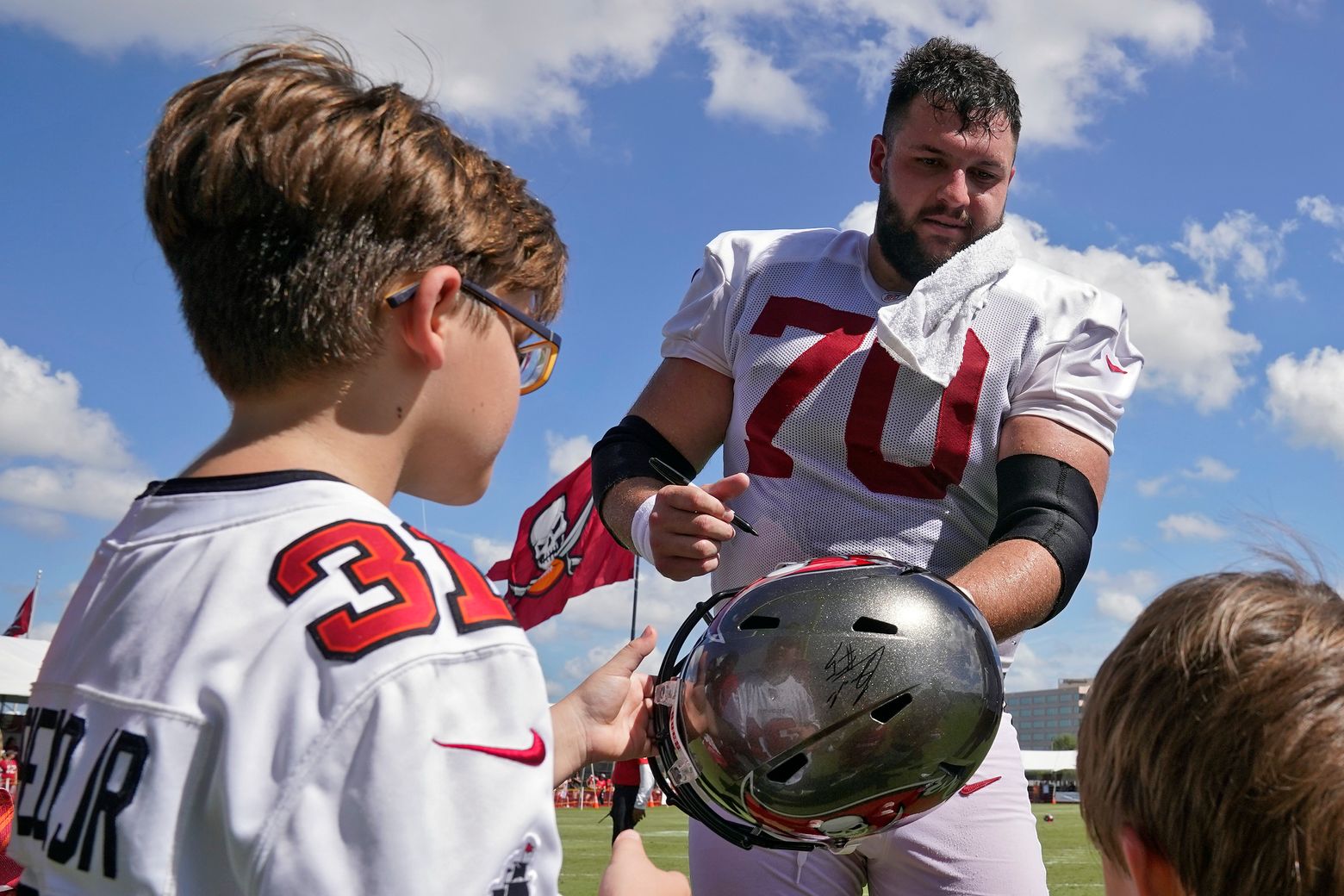 Young Bucs centers competing to replace injured Jensen