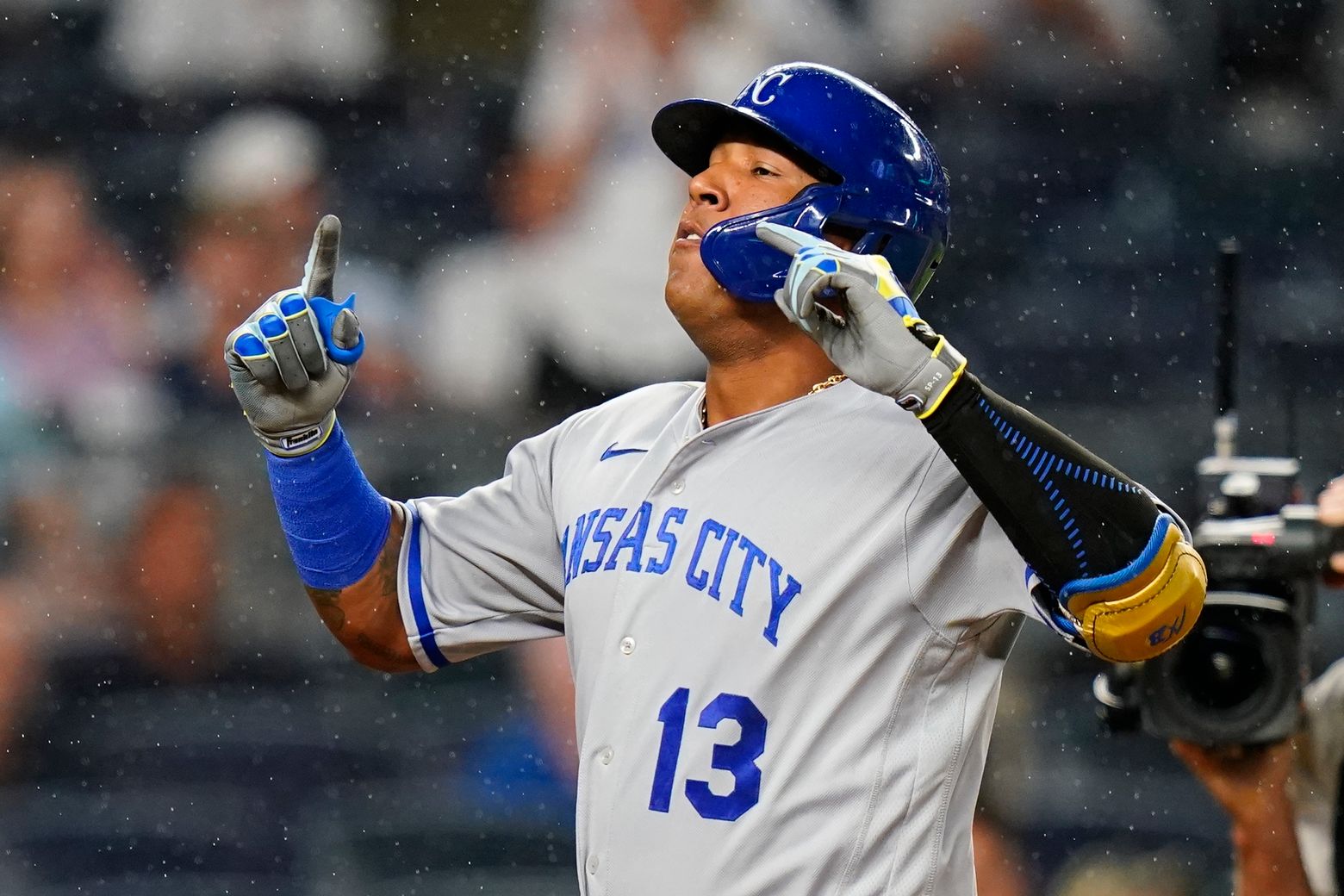 Royals' Salvador Perez goes on the IL with thumb injury