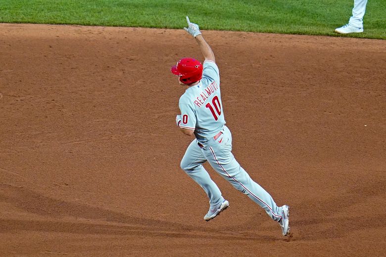 INSIDE! THE! PARK! HOME! RUN! J.T. Realmuto races around bases at Phillies  extend lead! 