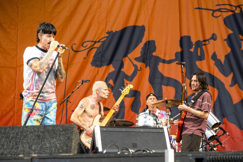 andrageren mistænksom Ugle Review: Red Hot Chili Peppers make Seattle's T-Mobile Park feel California  casual | The Seattle Times