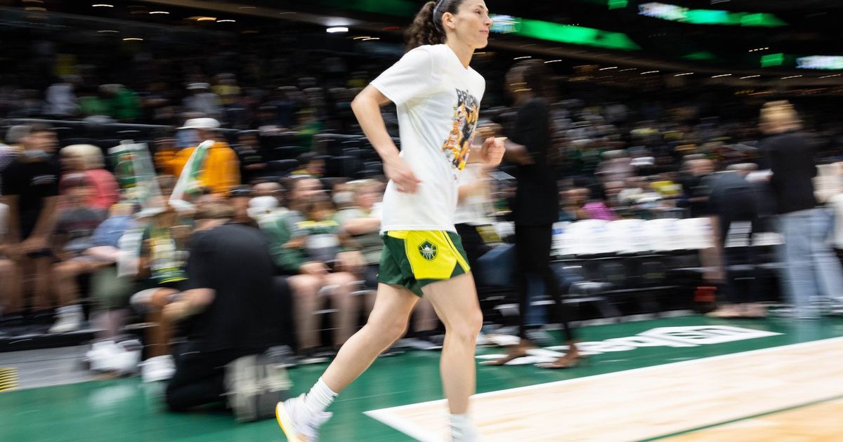 Sue Bird got a flower from a young fan for her last home game, and