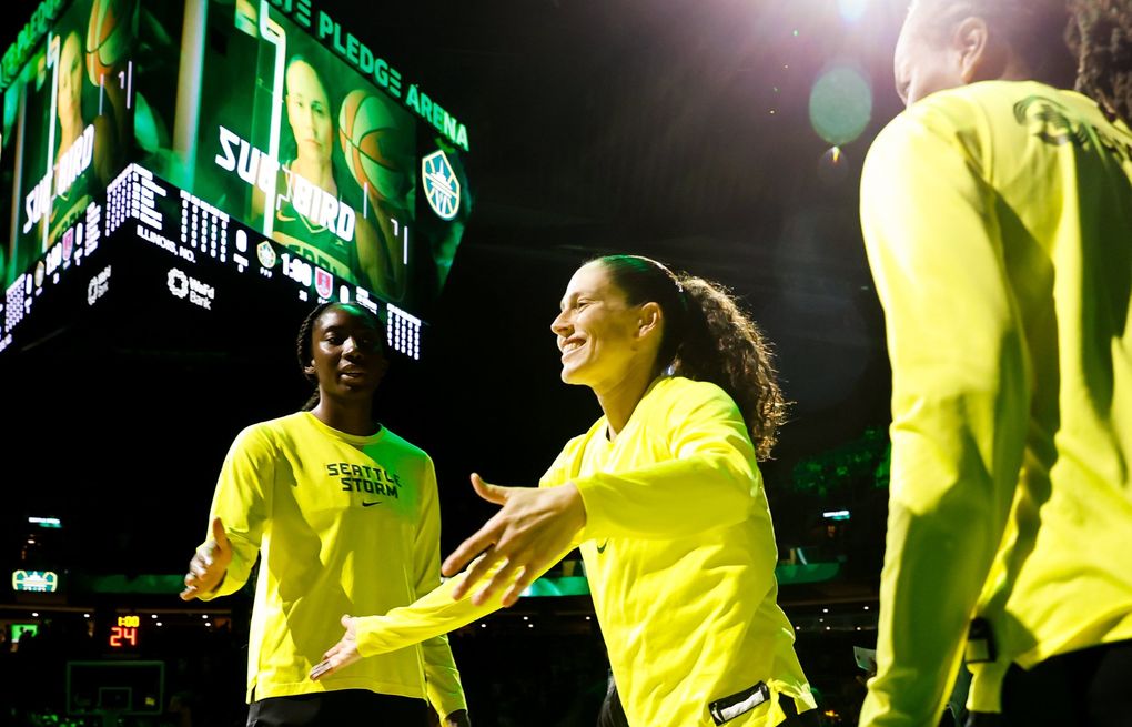 Sue Bird got a flower from a young fan for her last home game, and