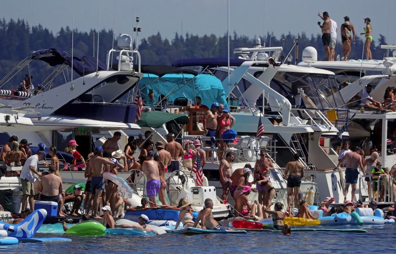 The log boom was crowded with sun worshipers, Saturday, August 6, 2022. 221110 (Greg Gilbert / The Seattle Times)
