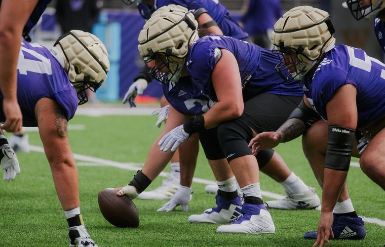 Players practice on Day 5 of the University of Washington football training camp at Husky Stadium in Seattle on August 9, 2022. 221188