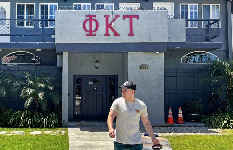 Isaac Ignatius, president of Phi Kappa Tau, moves belongings from one fraternity house to a new house on 28th Street ‘Frat Row’ which he says is a better location for the 26 resident members, on Aug. 12, 2022, in Los Angeles. Fraternities at USC are possibly going to disaffiliating with USC because they don’t want to follow extremely strict university rules on parties that were implemented last year. (Carolyn Cole/Los Angeles Times/TNS) 55664724W