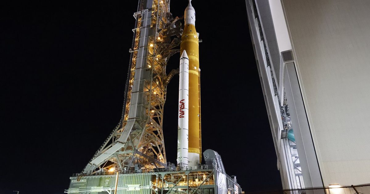 Nasas Moon Rocket Moved To Launch Pad For 1st Test Flight The