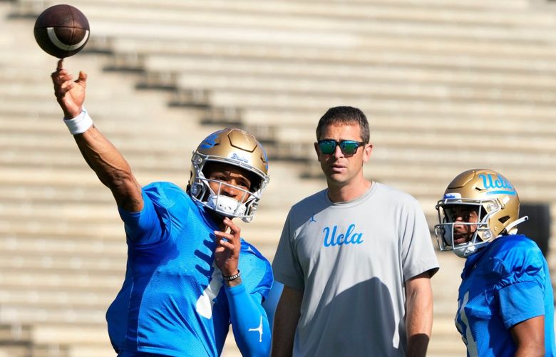 UCLA quarterback Dorian Thompson-Robinson, throwing a pass during the Bruins Spring Football Showcase, April 23, 2022, at Drake Stadium. , has taken younger teammates under his wing as he prepares for his fifth college season. (Keith Birmingham / Pasadena Star-News / TNS) 55228582P