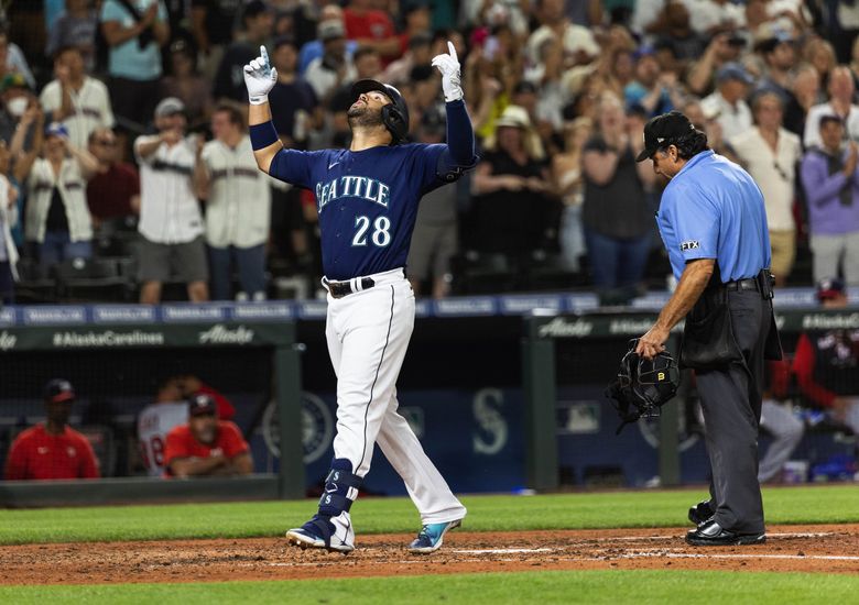 Mariners' Robbie Ray loses no-hitter in 7th vs Nationals