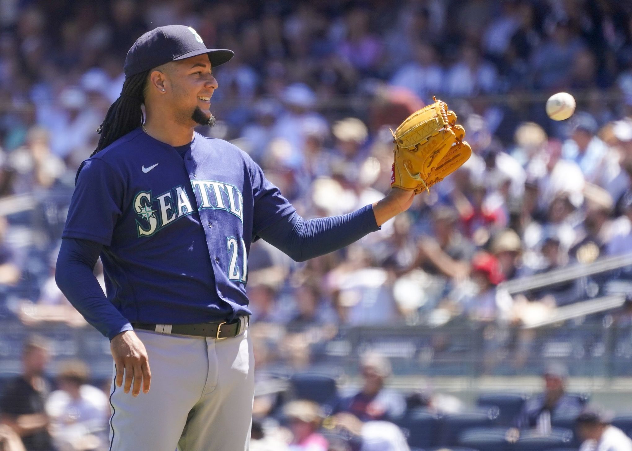 Days before trade deadline, Mariners make major move for their