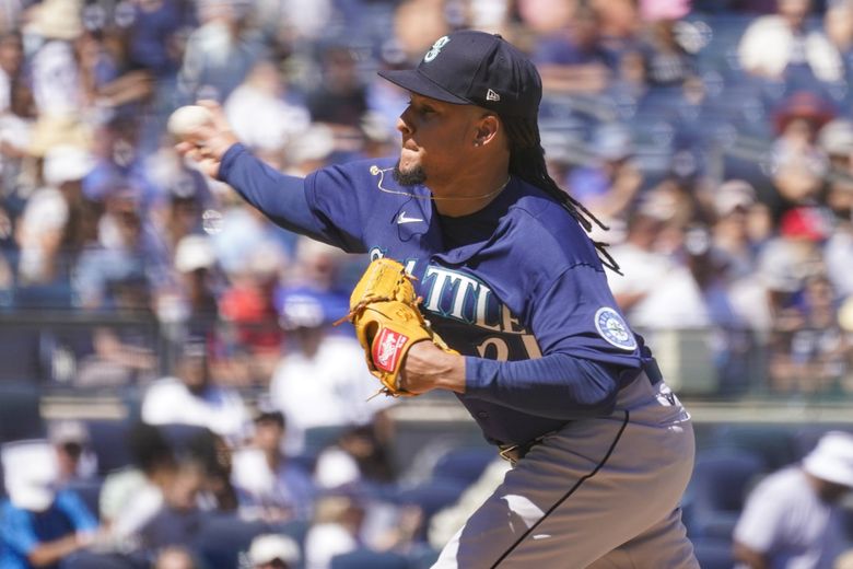 Righthander Luis Castillo stellar in his Seattle debut, helping the Mariners  defeat the Yankees - The Boston Globe