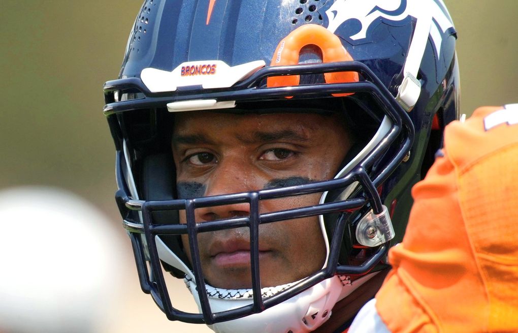 Helmet Stalker on X: Broncos QB Russell Wilson is using a VICIS ZERO1 with  an SO-232-LP facemask and a Riddell hardcup chinstrap for personal  workouts; he used a SportStar Victory chinstrap in