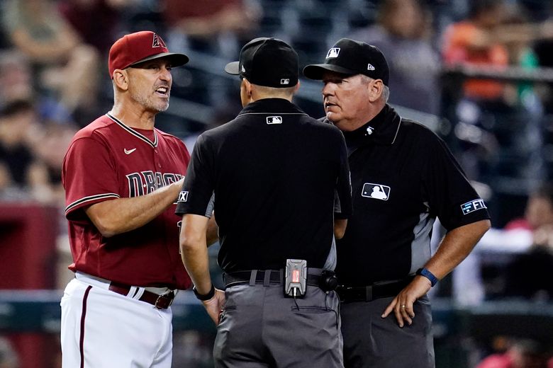D-backs exercise '23 option for manager Torey Lovullo