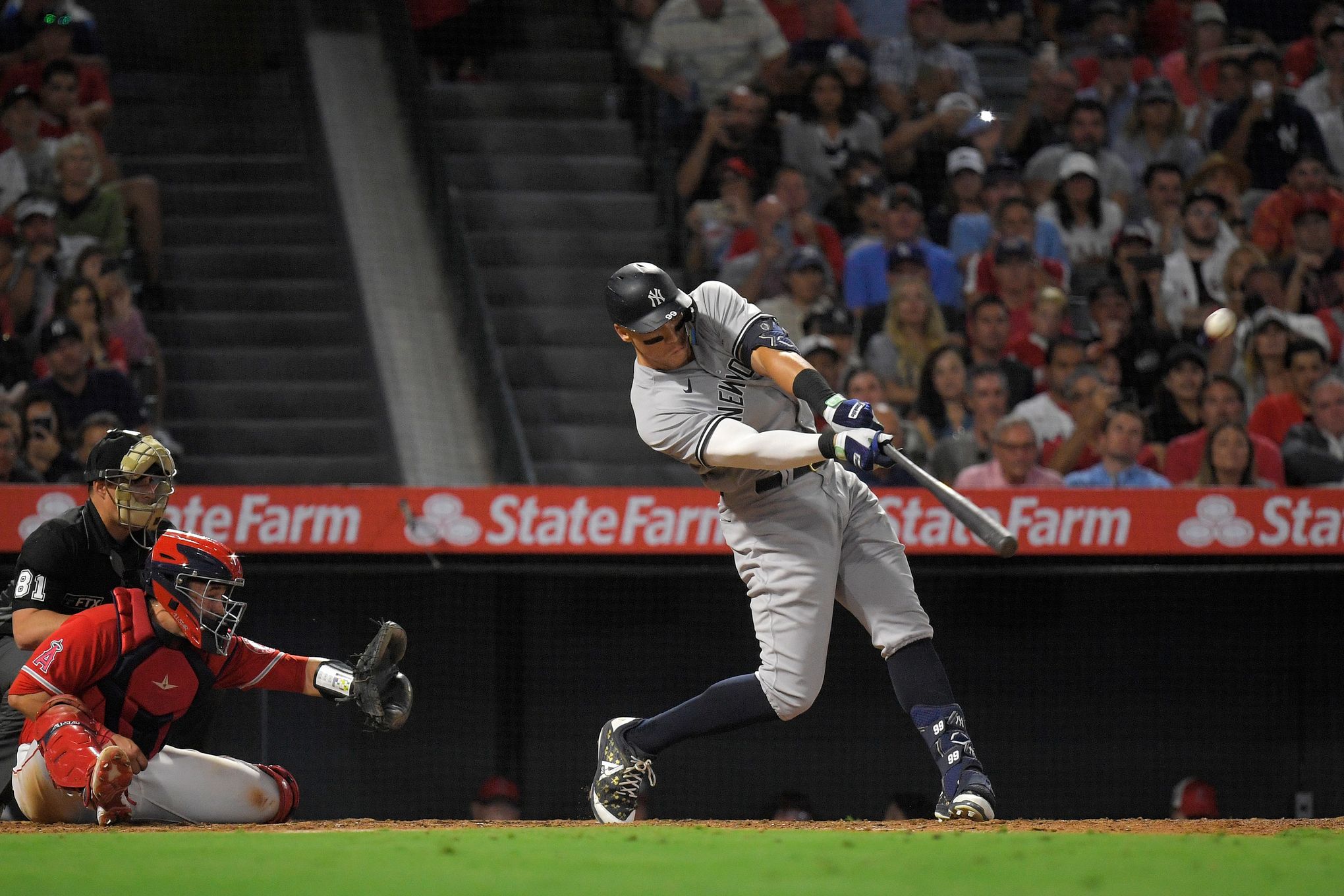 Yankees' Aaron Judge breaks MLB rookie record with 50th homer of