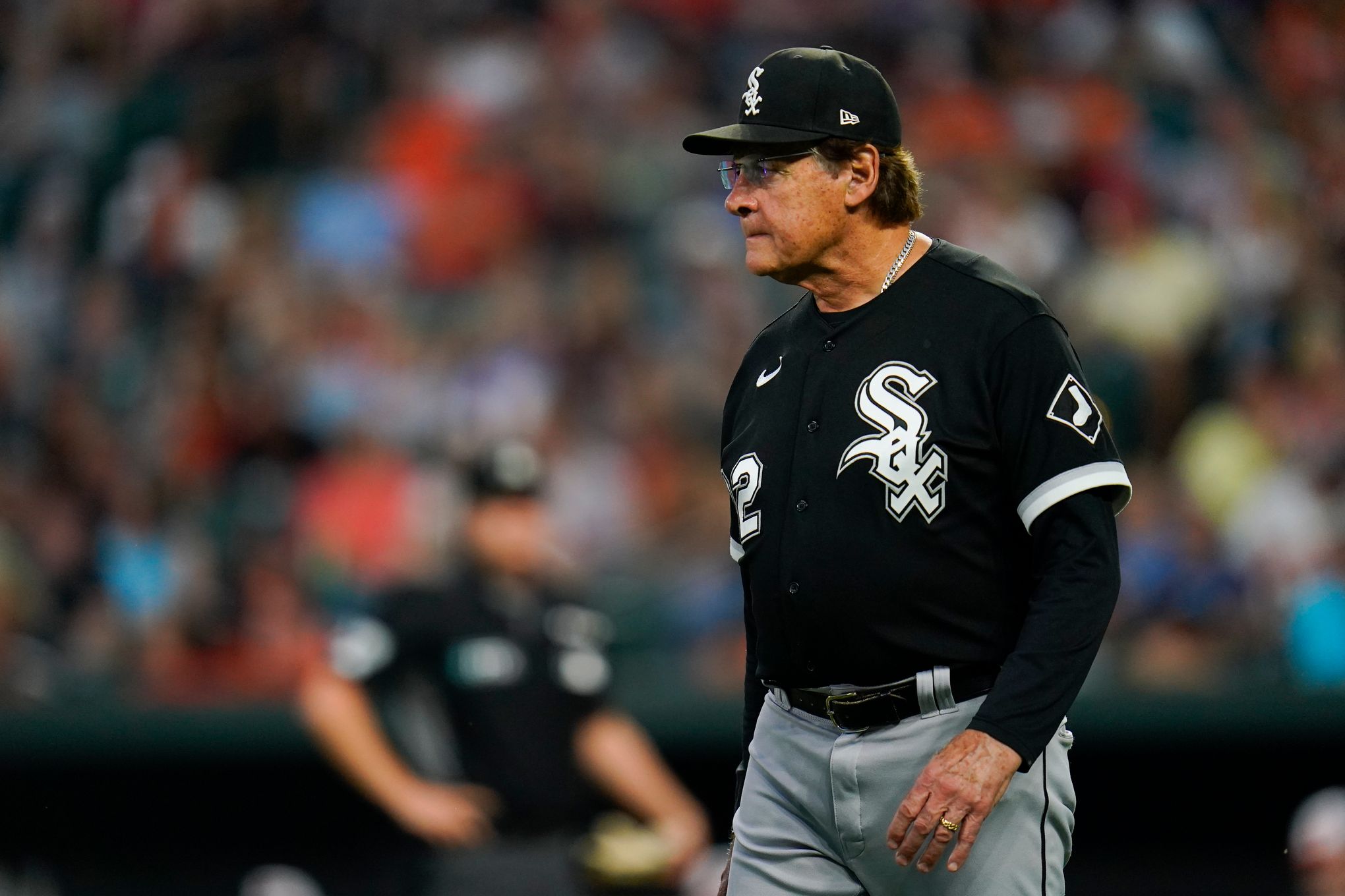 MLB Twitter reacts to White Sox manager Tony La Russa falling