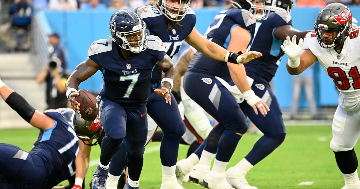 NASHVILLE, TN - AUGUST 20: Tennessee Titans quarterback Malik Willis (7)  attempts to elude the Tampa Bay defenders during the Tampa Bay Buccaneers-Tennessee  Titans Preseason game on August 20, 2022 at Nissan