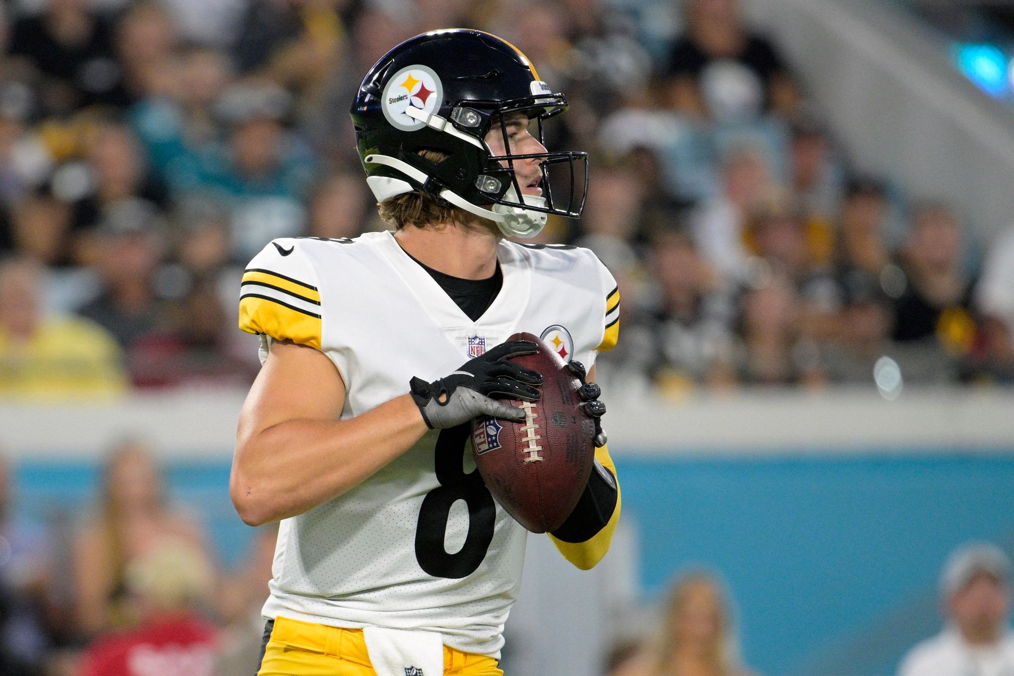 Pittsburgh Steelers quarterback Kenny Pickett slings 32-yard completion on  the run to wide receiver Diontae Johnson for near-TD