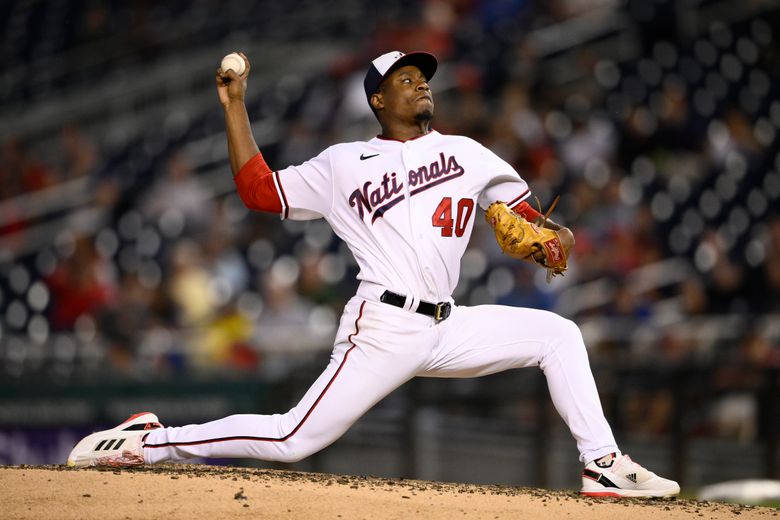 Hernandez pitches Nationals past Cubs