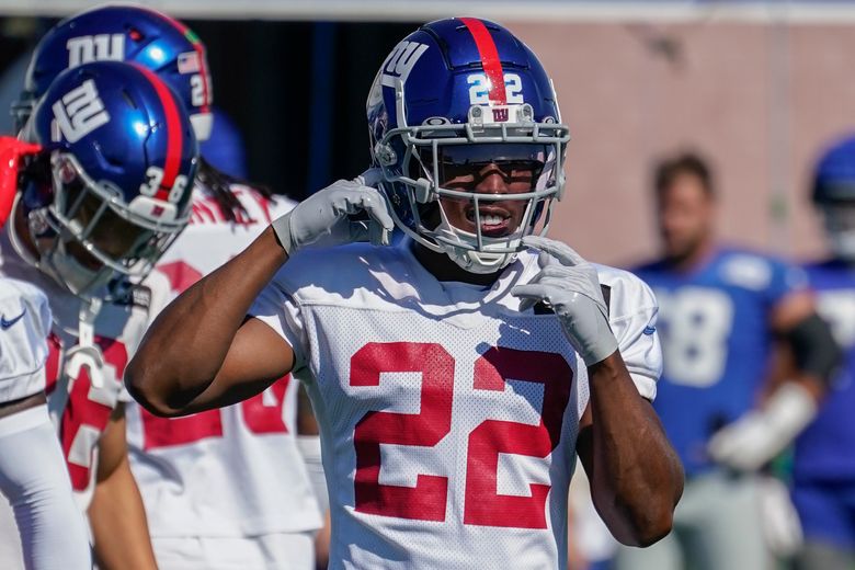 New York Giants cornerback Darnay Holmes (30) defends against the