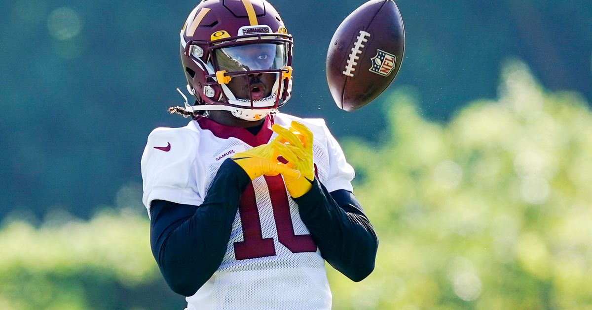 Washington Commanders wide receiver Curtis Samuel (4) catches the ball  during a NFL football practice at the team's training facility, Thursday,  July 27, 2023 in Ashburn, Va. (AP Photo/Alex Brandon Stock Photo - Alamy