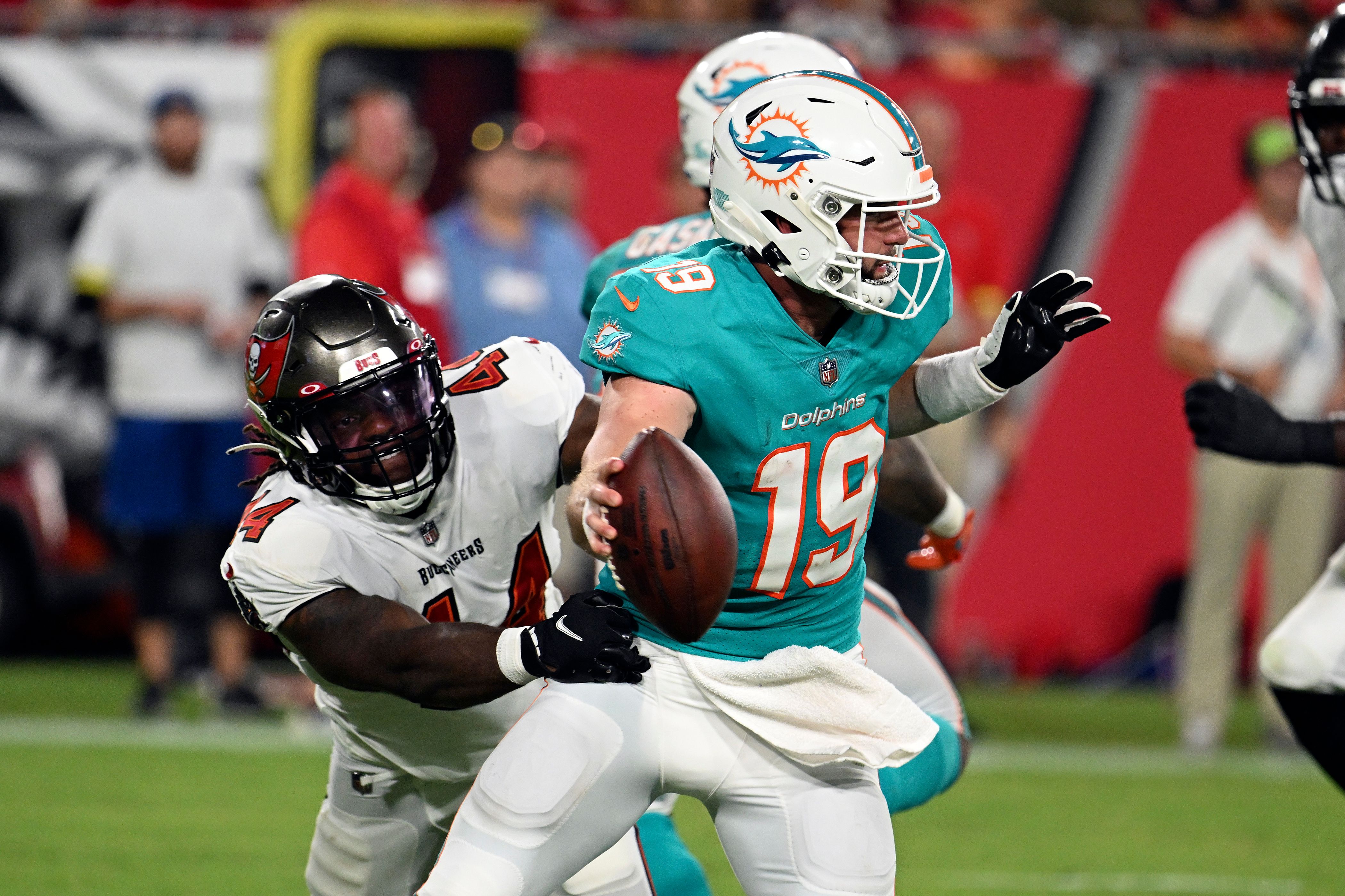 Thompson throws for 218 yards Dolphins hold off Bucs 26 24 The