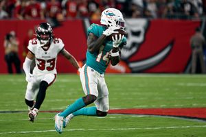 Thompson throws for 218 yards, Dolphins hold off Bucs 26-24 - Seattle Sports