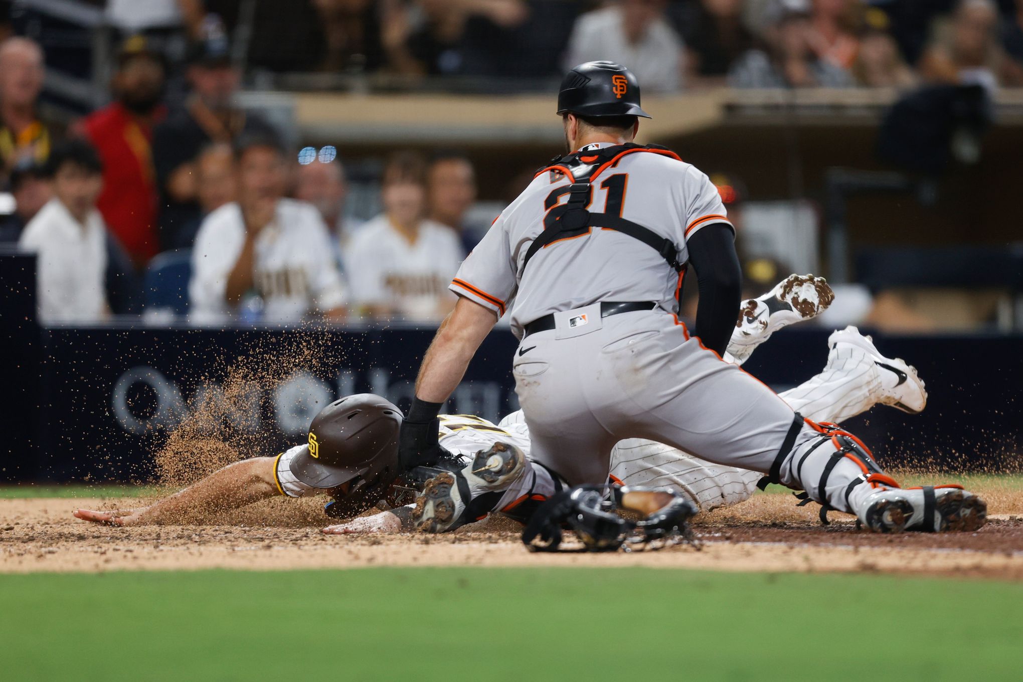 Evan Longoria leaves game after infield collision with Brandon Crawford