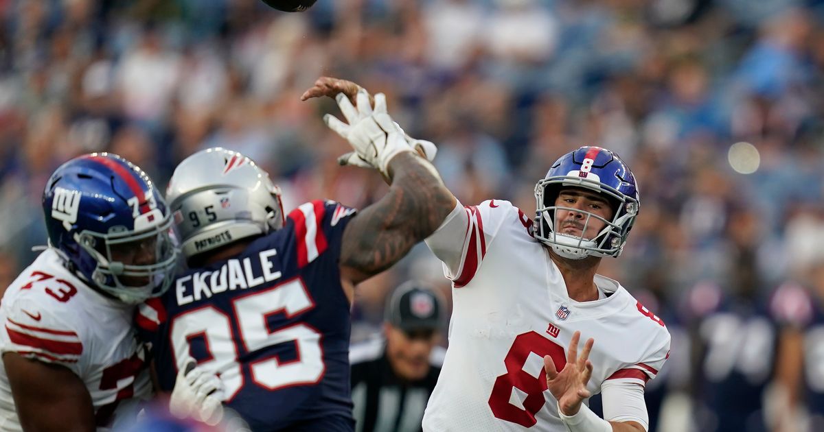 FOXBOROUGH, MA - AUGUST 11: New York Giants running back Antonio Williams  (21) during an NFL preseason game between the New England Patriots and the New  York Giants on August 11, 2022