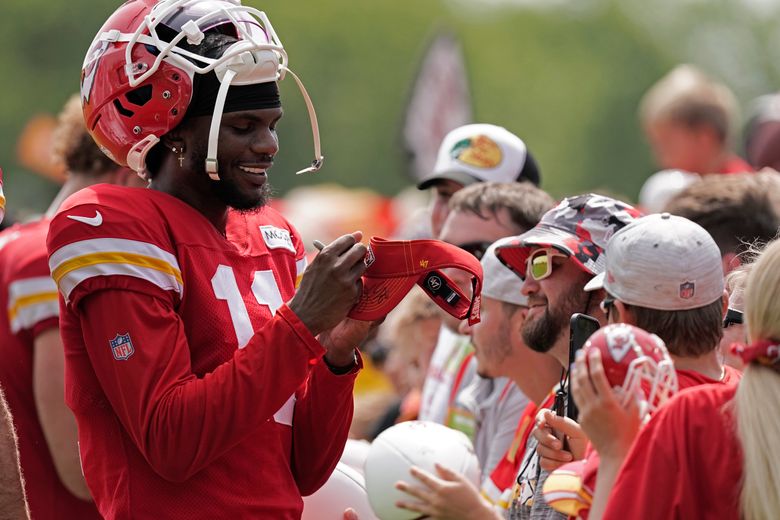 Chiefs' Smith-Schuster misses practice with sore knee