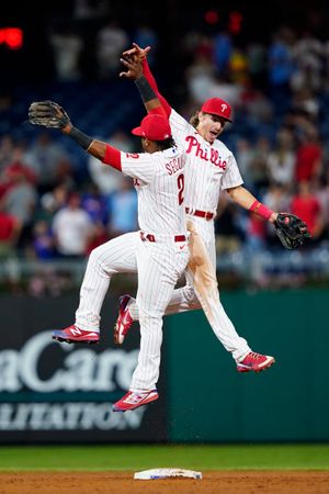 Realmuto homers as Phillies top lowly Reds 7-5