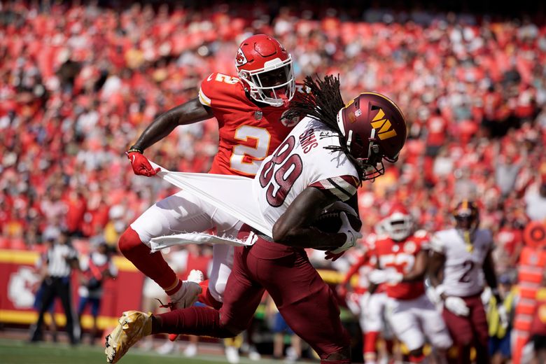 Mahomes throws 2 TD passes as Chiefs beat Commanders 24-14
