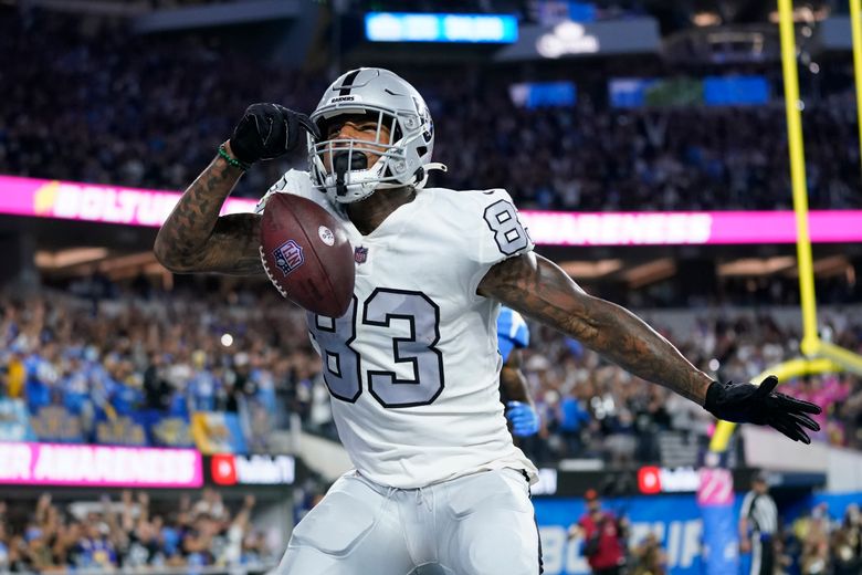 Las Vegas Raiders tight end Darren Waller (83) warms up before an NFL  football game against the Arizona Cardinals, Sunday, Sept. 18, 2022, in Las  Vegas. (AP Photo/Rick Scuteri Stock Photo - Alamy