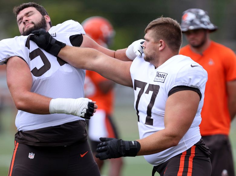 Cleveland Browns' guard Wyatt Teller leaves game with knee injury