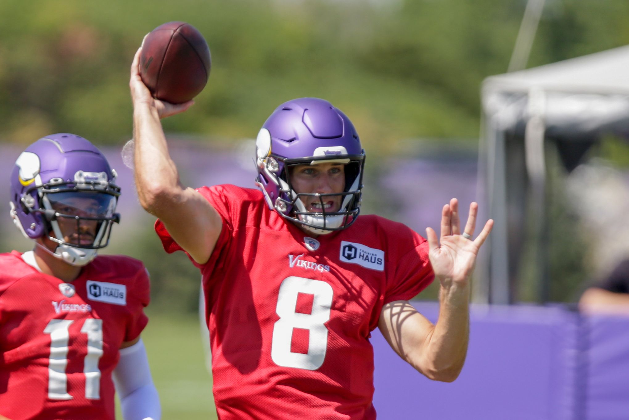 Minnesota Vikings tight end Johnny Mundt warms up before a