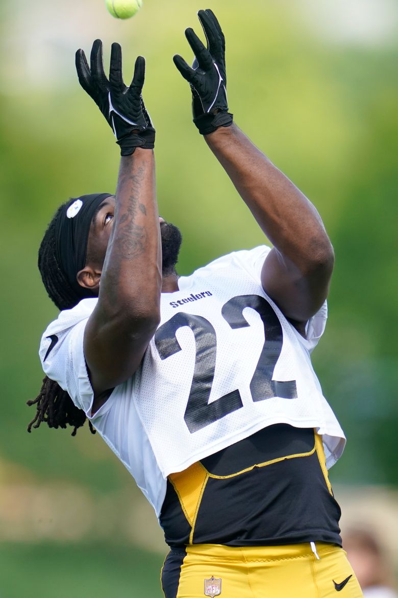 Pittsburgh Steelers running back Najee Harris (22) runs the ball