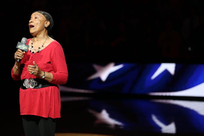 Патринелл Райт поет национальный гимн перед матчем WNBA между "Сиэтл Шторм" и "Индиана Фивер" в 2016 году. Райт скончался во вторник. (Линдси Уоссон / The Seattle Times)