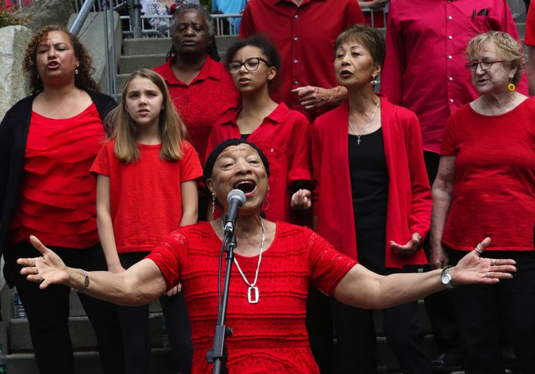 Патринелл "Пэт" Райт возглавляет Госпел-хор Total Experience в музыкальных подборках на 34-й ежегодной церемонии натурализации в Сиэтлском центре. (Алан Бернер / The Seattle Times)