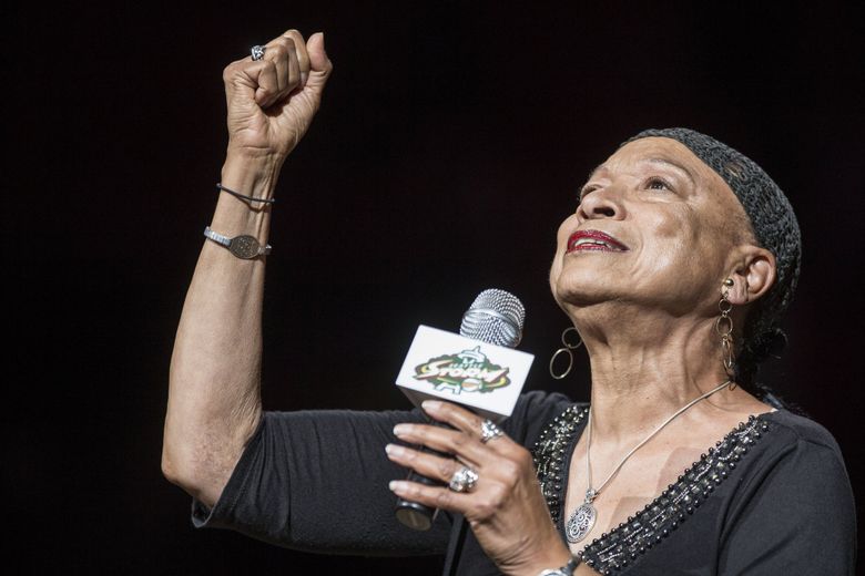 Райт исполняет национальный гимн на игре между Storm и New York Liberty в 2014 году. (Дин Ратц / The Seattle Times)