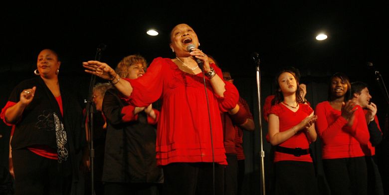 Пастор Патринелл “Пэт” Райт возглавляет евангельский хор Total Experience на часе песен в Third Place Commons в Лейк-Форест-парке в рамках выходных, посвященных памяти Мартина Лютера Кинга. (Алан Бернер / The Seattle Times)