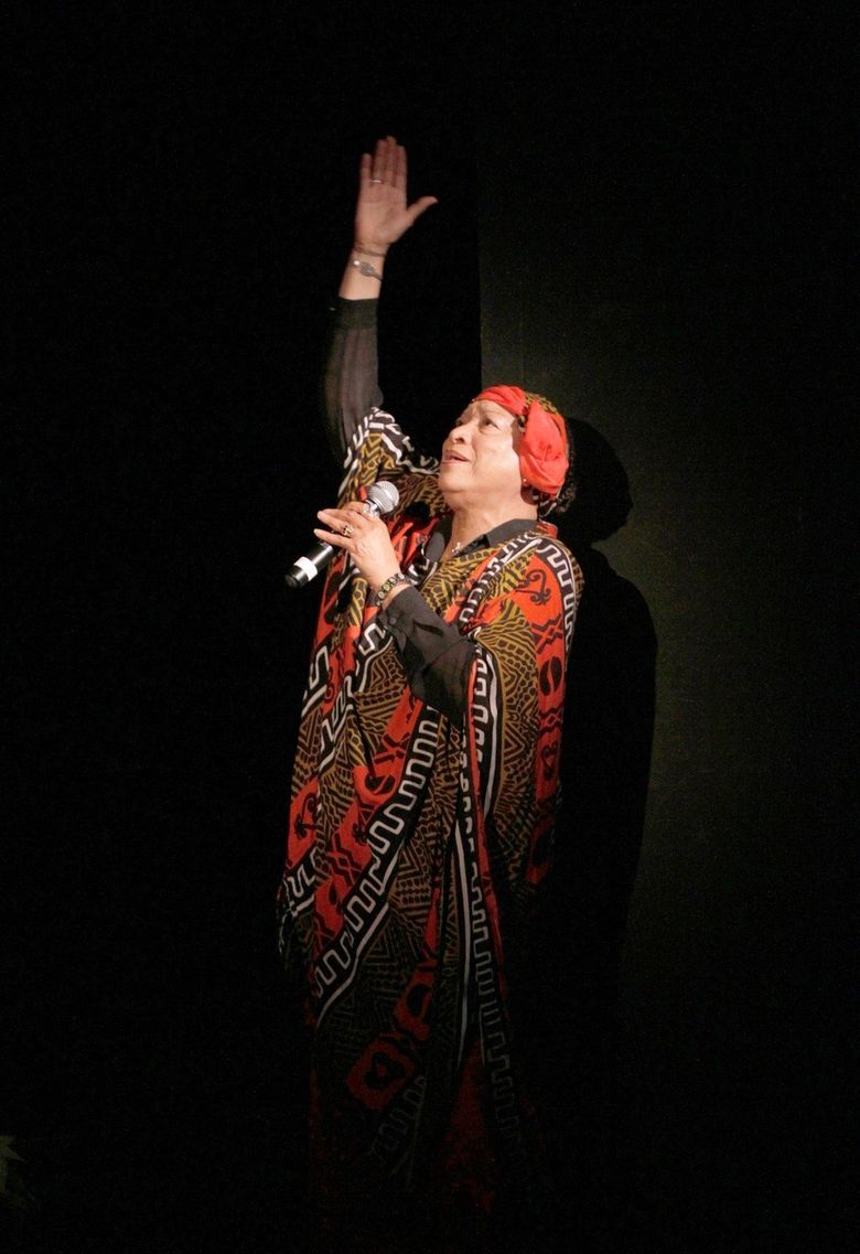 Пастор Патринелл "Пэт" Райт в ежегодной резиденции "Черное рождество" в декабре 2009 года в Intiman Theatre. Продолжительная праздничная программа, основанная на произведении Лэнгстона Хьюза, объединила людей многих вероисповеданий в регионе. (Крис Беннион)