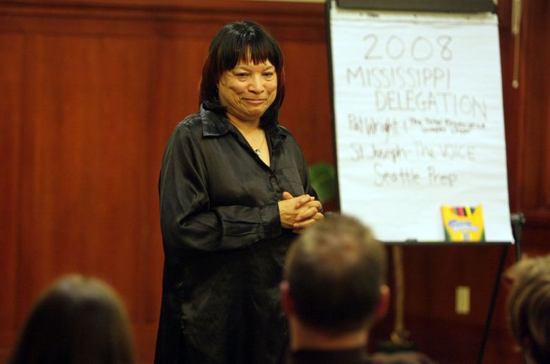 В марте 2008 года Патринелл “Пэт” Райт и Евангельский хор Total Experience взяли с собой членов The Voice, молодежной группы католической средней школы, в их третью поездку на побережье Мексиканского залива Миссисипи для оказания помощи. Около 40 старшеклассников собрали 12 000 долларов, продавая футболки, и должны были сосредоточиться на восстановлении дома одной семьи, потерявшей свой дом во время урагана "Катрина". (Джим Бейтс / The Seattle Times)