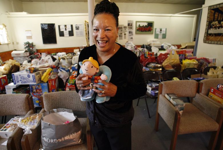 В декабре 2006 года пастор Патринелл "Пэт" Райт показывает некоторые из сотен игрушек, подаренных жертвам урагана "Катрина". (Дин Ратц / The Seattle Times)