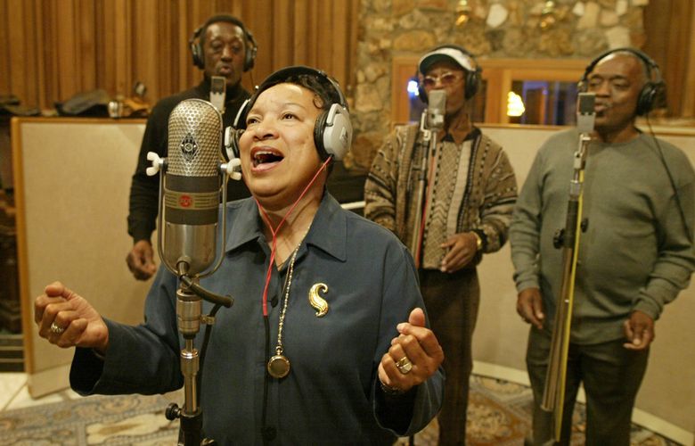 В 2002 году Райт вкладывает сердце и душу в ремейк своей песни 60-х “Little Love Affair”, которая всплыла с помощью некоторых британских диджеев. Позади нее, слева, бэк-вокалисты Джеймс Бивер, Джеймс Хардин и Том Дью. (Джими Лотт / Seattle Times)