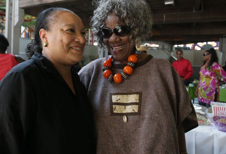 Историк Максин Миммс приветствует пастора Патринелла Райта после того, как их чествовали на пикнике воссоединения ROOTS (Родственников старожилов) 2008 года, посвященном афроамериканским пионерам Сиэтла. (Джим Бейтс / The Seattle Times)