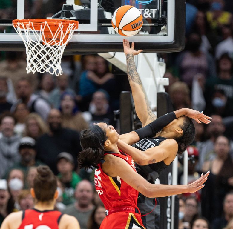 Sue Bird got a flower from a young fan for her last home game, and