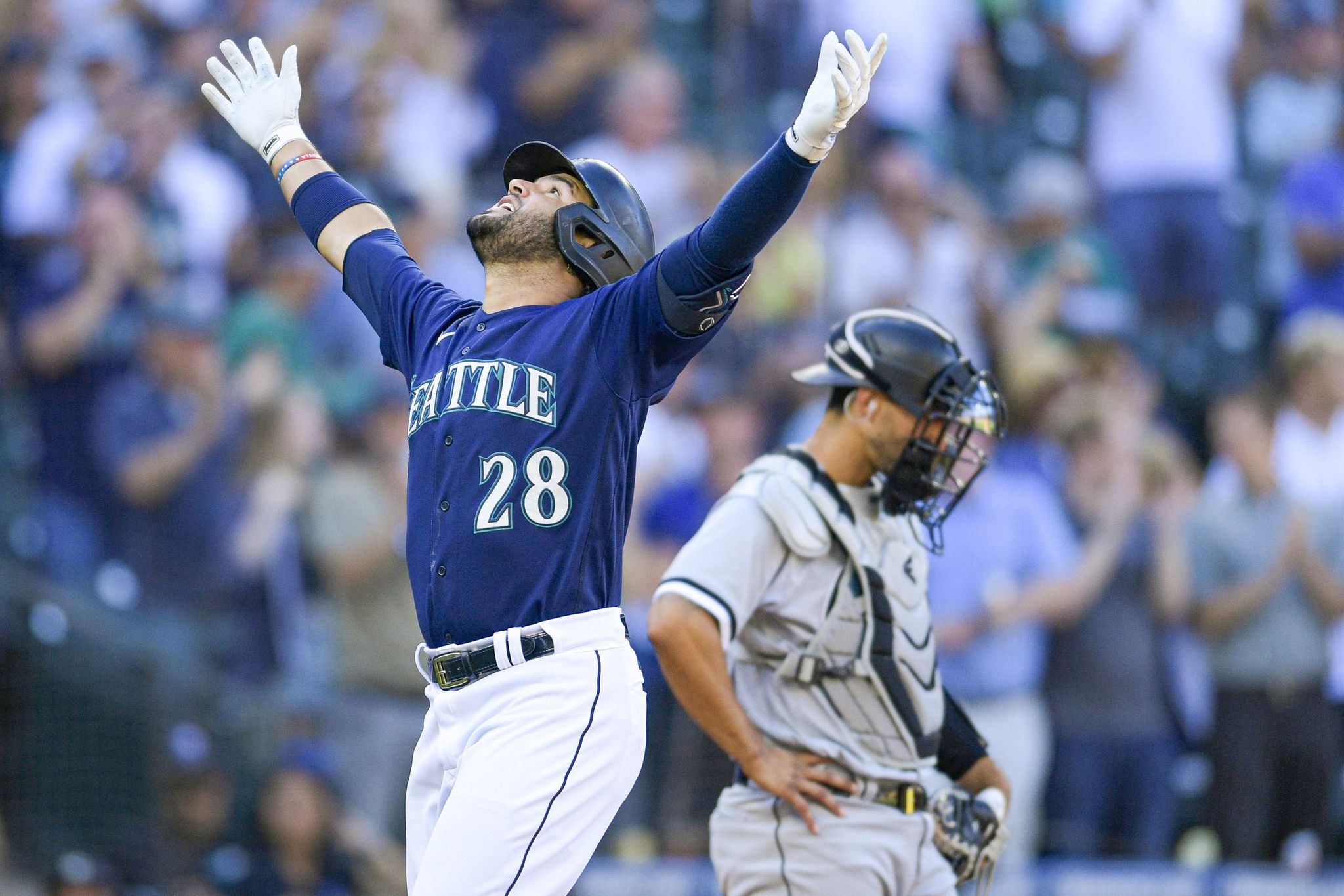 Mariners’ Eugenio Suarez hits milestone with style, homering for 1