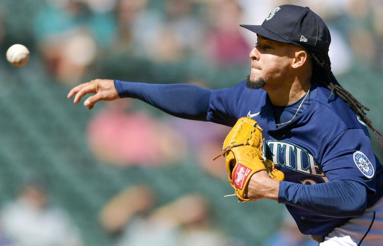Seattle Mariners starting pitcher Luis Castillo throws during the second inning of a baseball game against the Chicago White Sox, Wednesday, Sept. 7, 2022, in Seattle. (AP Photo/Caean Couto) WACC103