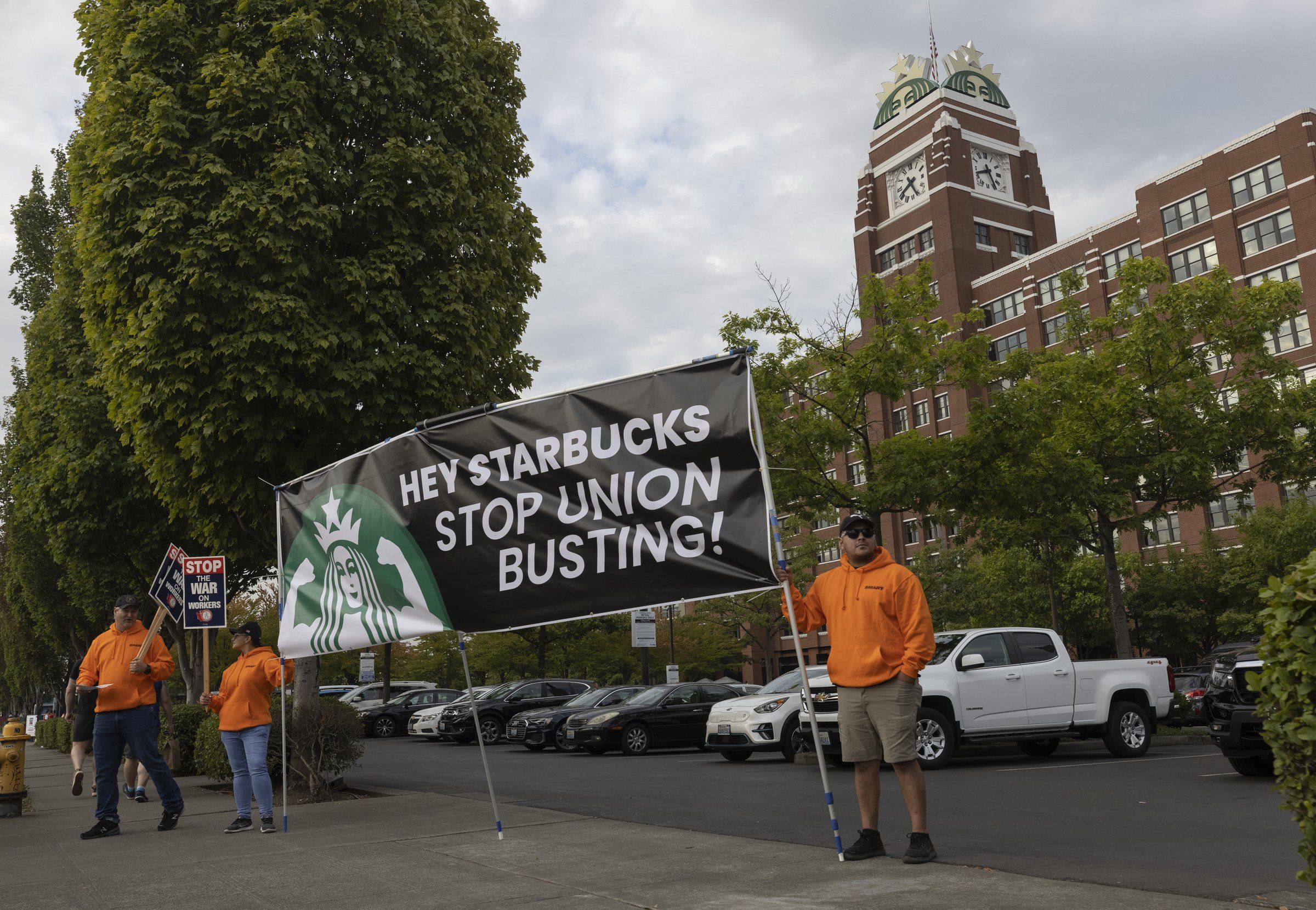 As Starbucks pitches investors 'Reinvention', workers demand