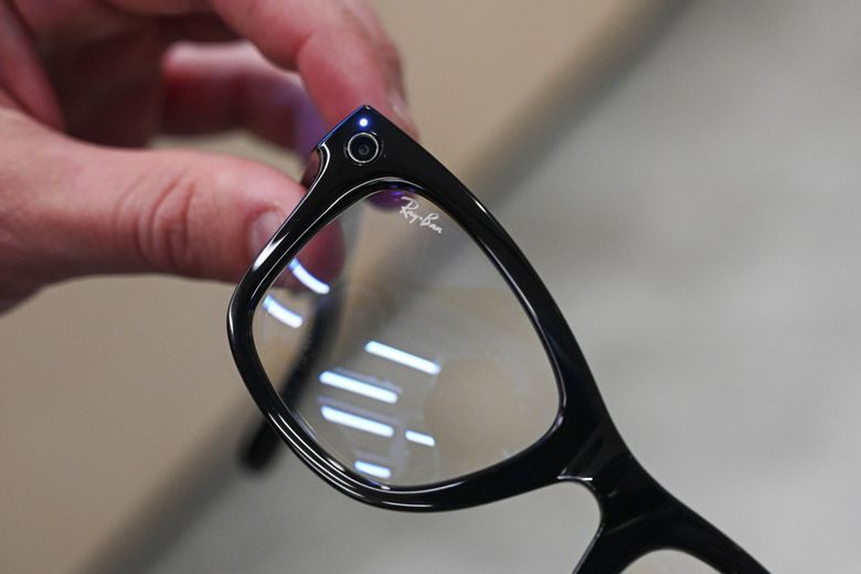 A luz e a câmera nos óculos inteligentes Ray-Ban Stories durante uma prévia de mídia da Meta Store em Burlingame, Califórnia, em 4 de maio. (David Paul Morris / Bloomberg)